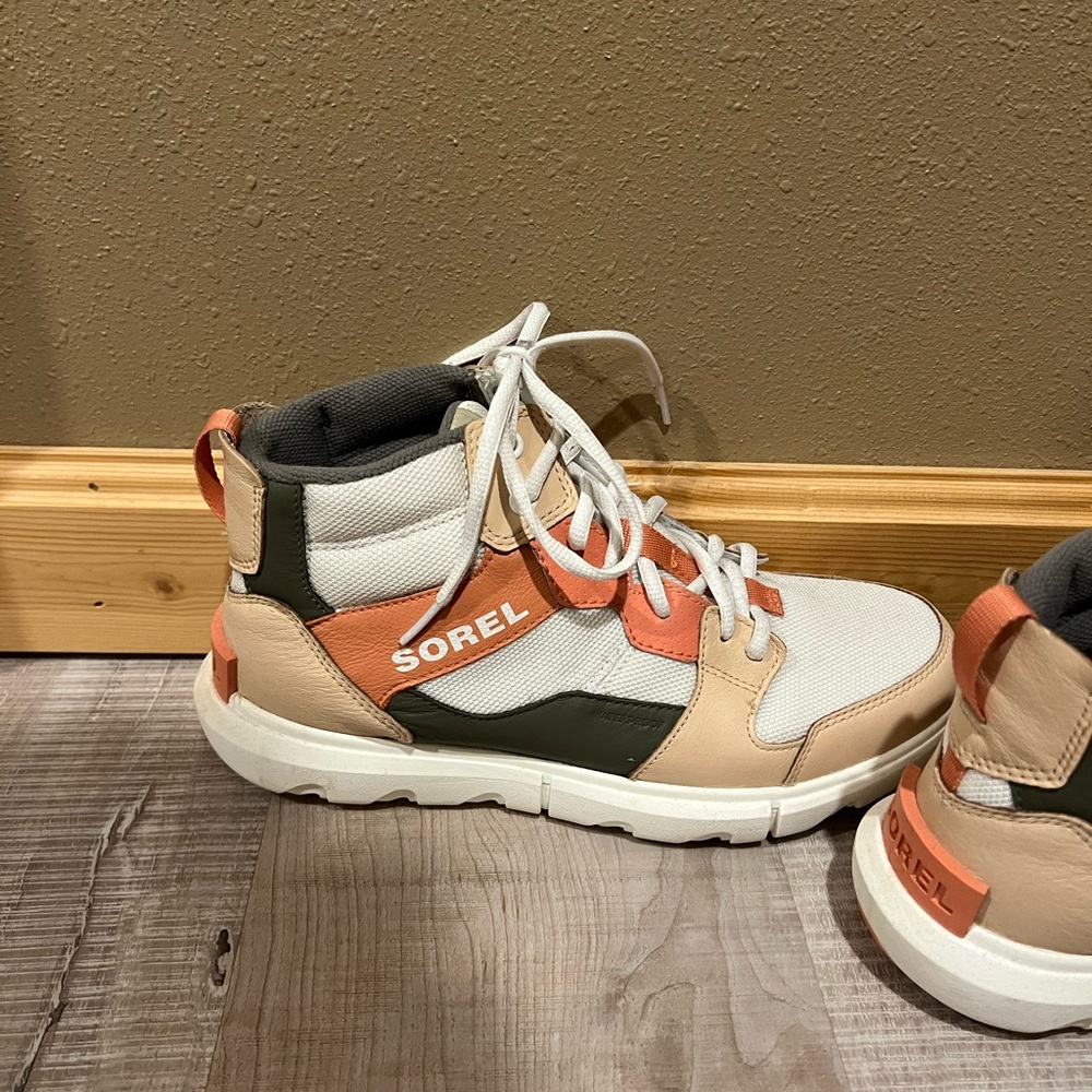 Sorel Explorer II Waterproof sneaker Women Size 9.5